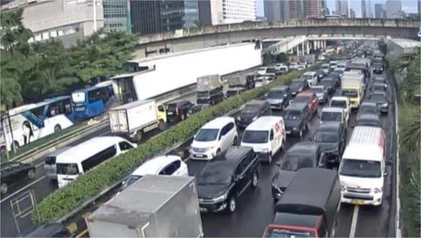 Dirlantas Polda Metro Jaya Mengizinkan Pengendara Melintas Bahu jalan Tol Dalam Kota Saat Jam Sibuk Sore Hari